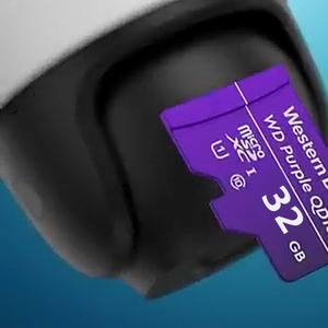 Cartão microSD sendo encaixado na câmera iM7S