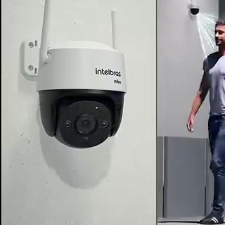 Câmera iM7S na parede acompanhando uma pessoa que passa
